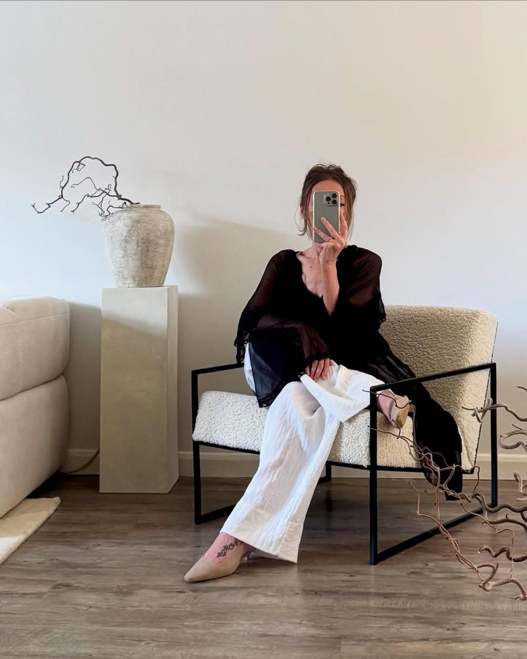 Hey 👋🏼 Happy Friday peeps, hope you have a fab weekend 🤍.Ad - @williamwood Portera vase and Edge frameless arch mirror - use code HOH for 20- discount ✨.jpg