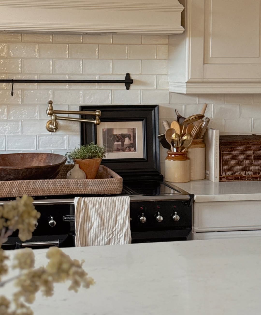 A little kitchen reshuffle this morning 🌅How perfect is the pub black frame here please 😍-kitc.jpg