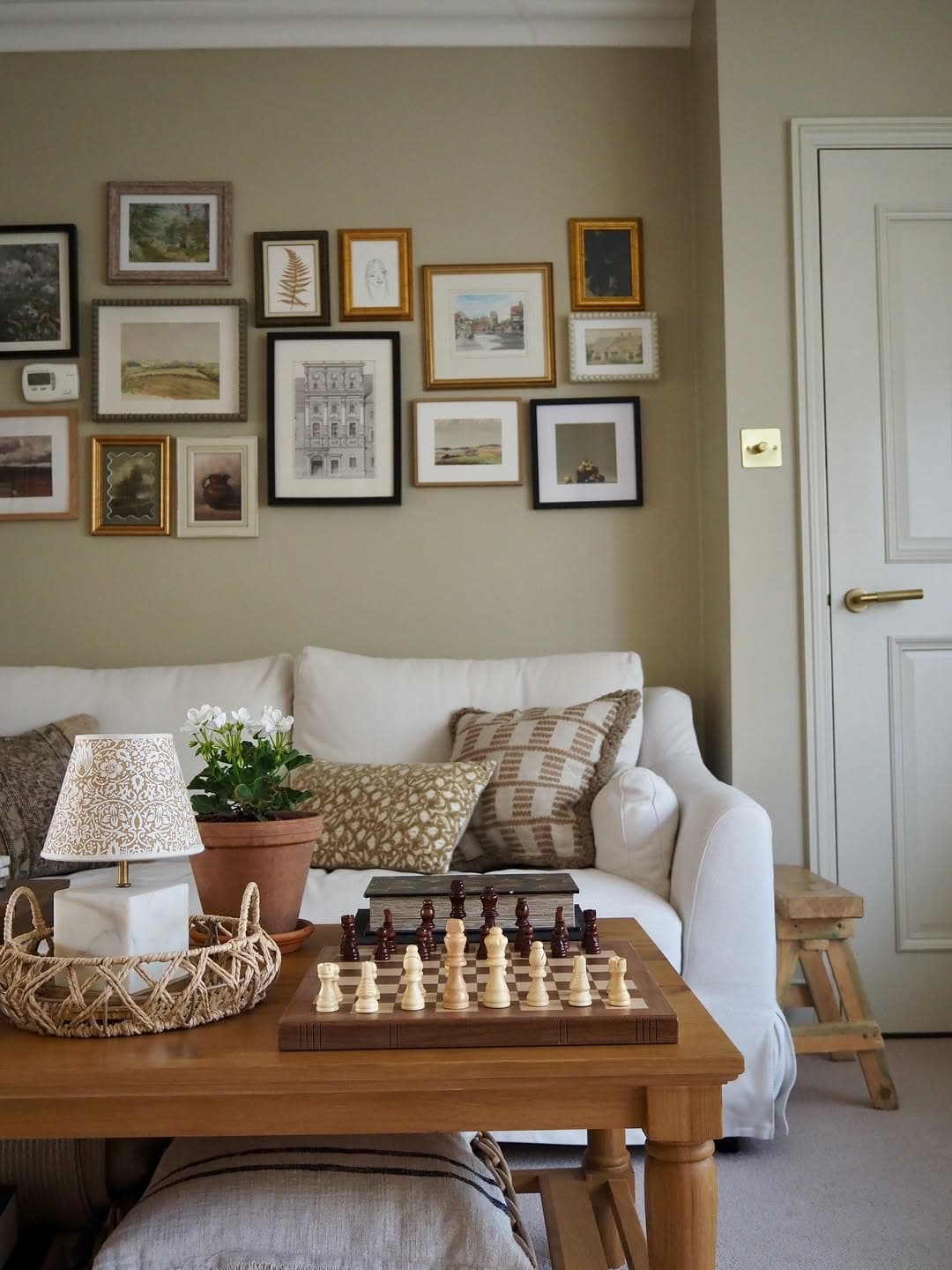 Some cosy details from our living room today. The chess set belongs to my daughter, she gracious.jpg