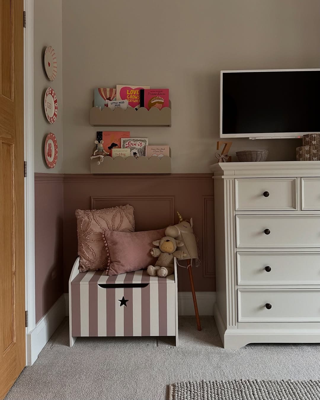 Monday A few little Monday stills of a tour around some of my favourite spaces in our home! I know a lot of you love to zoom in on the details (because so do I!) so stills will always have my heart! Hope you’ve all had a lovely Monday (4).jpg